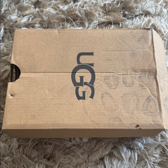 UGG Brown Kids Slippers with Fur Lining New But the item little tear - Picture 5 of 5